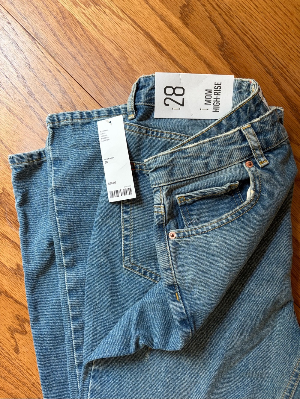 Urban Outfitters BDG High Rise Mom Jean NWT light wash blue denim size 28 / 6